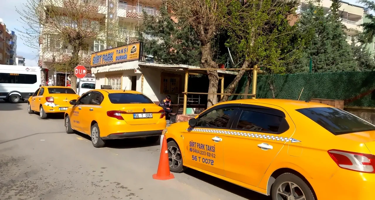 Kooperatif Mahallesi'nde Siirt Park Taksi Durağı ve önünde sırada bekleyen üç taksi