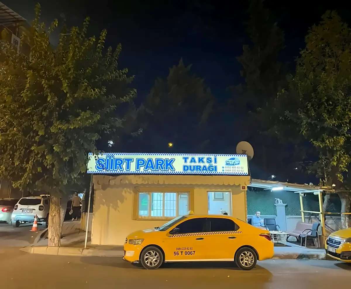 Gece ışıklı tabelasıyla Siirt Park Taksi Durağı ve önünde bekleyen taksi