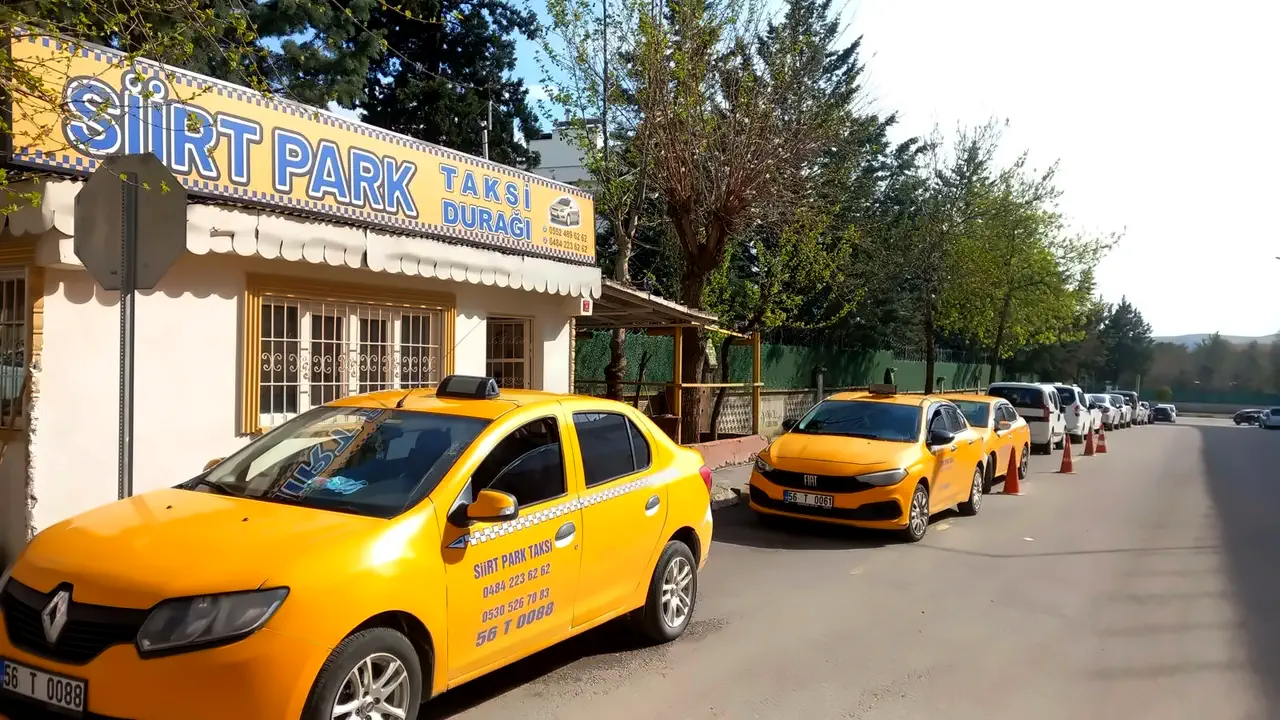 Siirt Park Taksi Durağı tabelası ve durağın önünde sırada bekleyen sarı taksiler